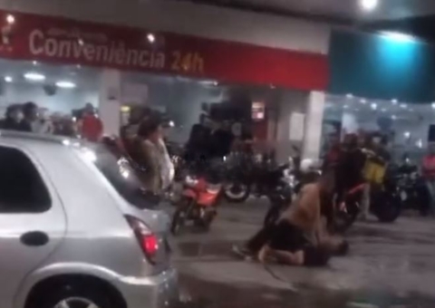 Vídeo: Motorista surta e agride motociclista após discussão no trânsito em Manaus
