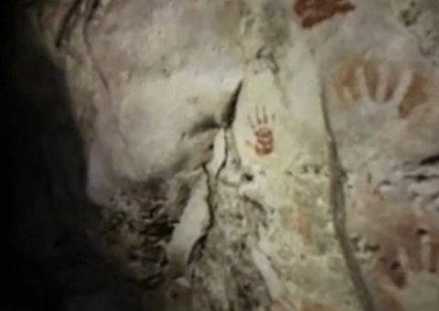 Descoberta de marcas de mãos de crianças em caverna Maia indica ritual