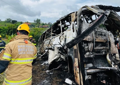 Número de mortos no acidente de MG entre carreta e ônibus sobe para 41 