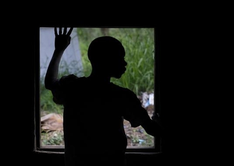 Homem estupra vizinha deficiente em Manaus e é flagrado pela esposa pulando janela após o crime