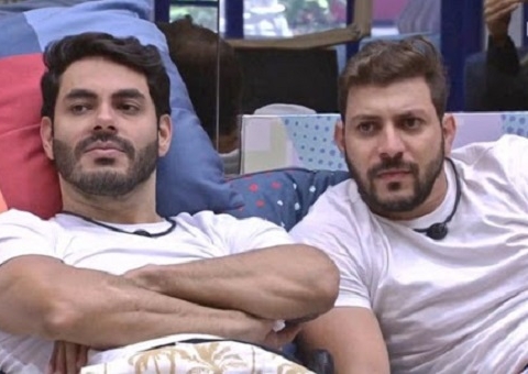 Enquete aponta disputa acirrada entre Caio e Rodolffo no paredão do BBB21