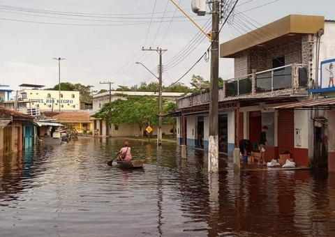 Em processo de vazante, Rio Negro desce 15 centímetros