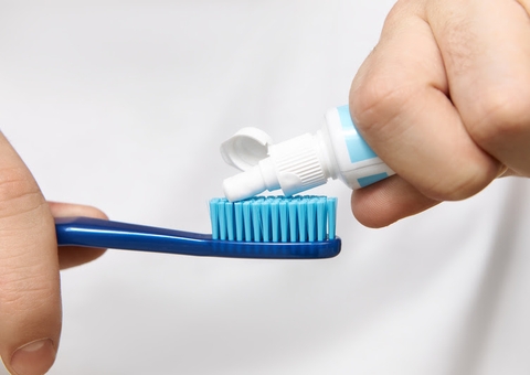 Quase metade dos brasileiros não troca de escova de dentes regularmente