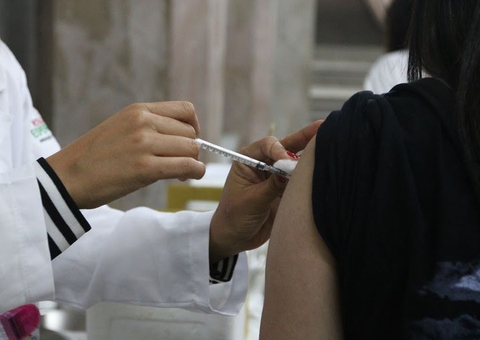 Governo consegue liminar para remoção de publicações que associam vacinas da Covid à Aids