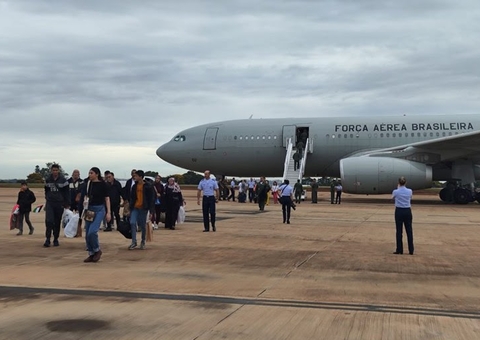 Avião da FAB com brasileiros resgatados da Faixa da Gaza pousa em Brasília