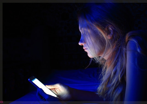 O que é luz azul? Saiba como proteger sua pele do envelhecimento precoce