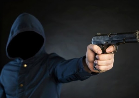 Encapuzados abrem fogo contra moradores e deixam mulher baleada em Manaus