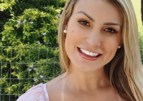 Andressa Urach mostra resultado de silicone e posa com seios turbinados