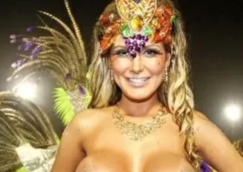 Andressa Urach diz que escondeu fantasia para desfilar com seios à mostra