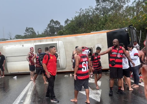Ônibus com torcedores do Flamengo a caminho da Argentina tomba em rodovia no Rio