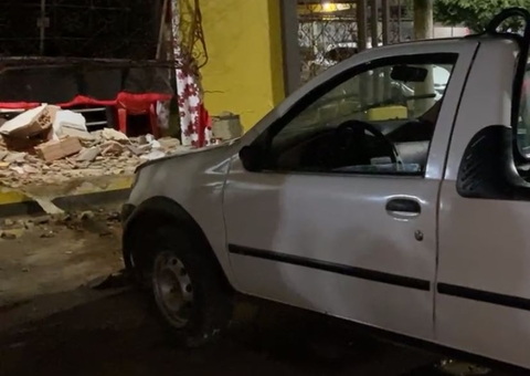 Carro desgovernado vai parar dentro da casa de idosa durante acidente no Amazonas