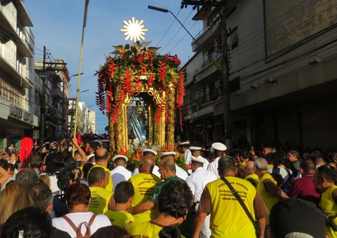 Fiéis celebram dia da padroeira do Amazonas com procissão e missa campal