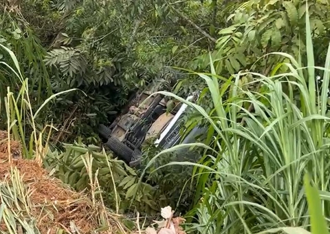 Carro cai em ribanceira após atingir ciclista na AM-010 em Itacoatiara
