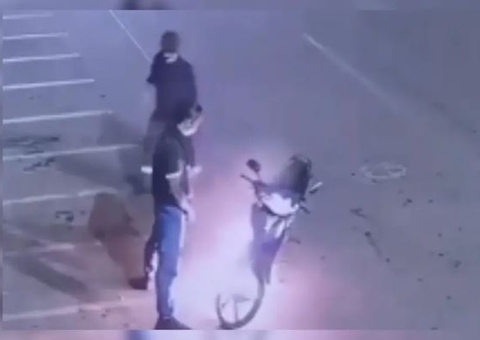 Homens tentam apagar incêndio urinando em moto; vídeo