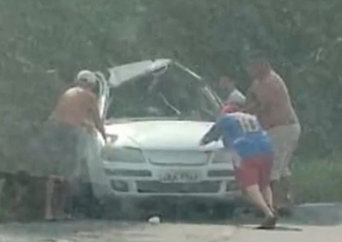 Casal fica ferido após carro capotar na AM-010 em Itacoatiara