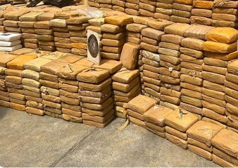 Motorista é preso ao ser flagrado com 1,2 tonelada de drogas em caminhão 