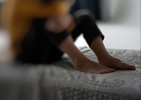 Babá de 15 anos é estuprada por irmão da patroa enquanto dormia em Lábrea