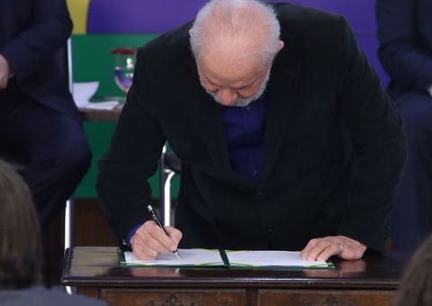 Lula assina MP para taxar 'super-ricos'