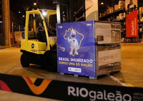 Fiocruz faz inspeção em lote de vacinas que chegou ontem ao Brasil