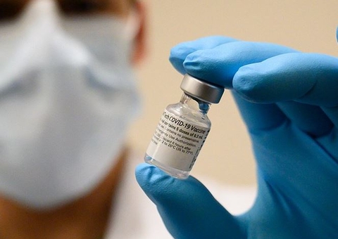 Senadores e representantes de laboratórios debatem fornecimento de vacinas