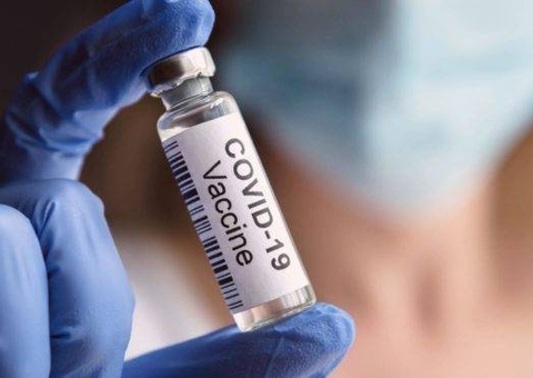 Omar encaminha pedido de inclusão de policiais e bombeiros em vacinação