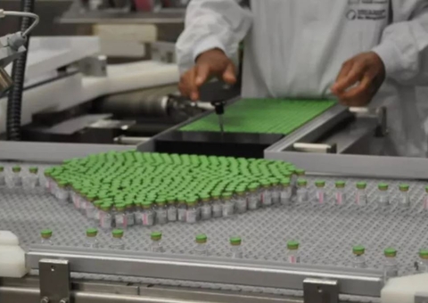 Butantan e Fiocruz interrompem produção de vacinas por falta de insumos