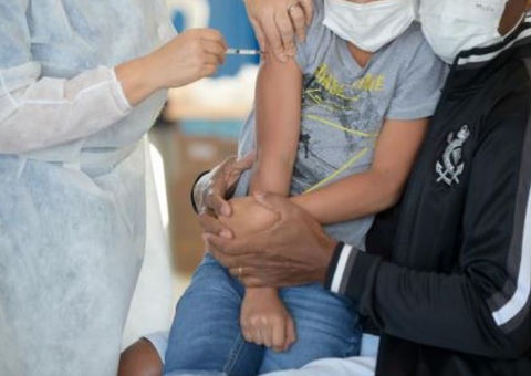 40 crianças são vacinadas contra covid-19 com doses de adultos vencidas 