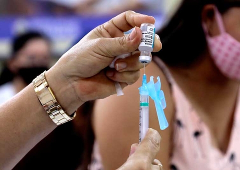 Pandemia completa 2 anos e vacina é aposta para combater coronavírus 