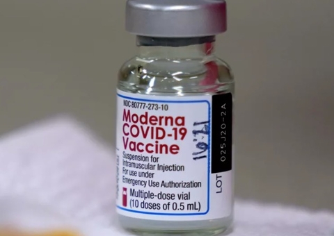 Vacina da Moderna produz anticorpos com meia dose, diz estudo