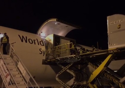 Lote com 629 mil doses de vacina da Pfizer chega ao Brasil