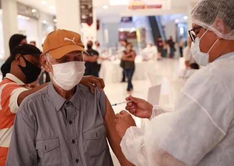 Vacinação contra a Covid em shoppings segue até domingo em Manaus