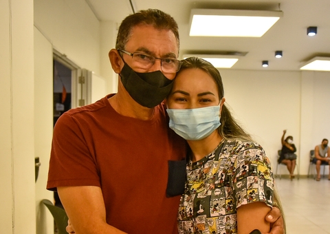 Após perder a mãe para a Covid-19, jovem se vacina em Manaus: 'esperança'