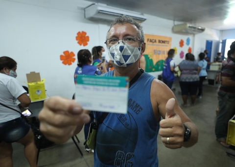 Parado desde o início da pandemia, taxista espera retornar ao trabalho após ser vacinado