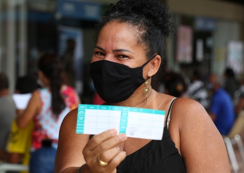 Dona de casa comemora vacinação após pegar covid duas vezes