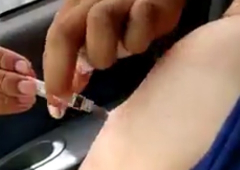 Profissional é afastada após aplicar ar ao invés de vacina em idosa 