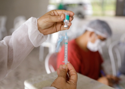 Nascidas de janeiro a junho, pessoas de 39 anos recebem vacina contra covid em Manaus