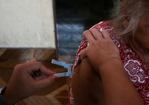 Idosos acima de 70 anos são vacinados em casa contra Covid-19 em Manaus