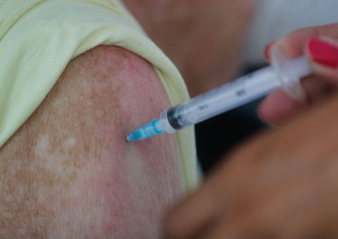 Covid-19: pessoas já infectadas devem esperar um mês antes de vacinar