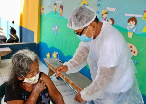 Menos mortes de idosos por covid-19 indicam avanço de vacina