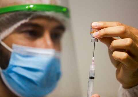 Câmara analisa se permite a empresas vacinar funcionários contra Covid