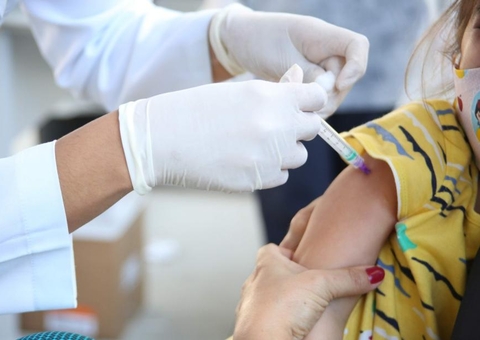 Quatro laboratórios testam vacinas contra covid em crianças e adolescentes