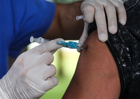 Vacinação reduz pela metade morte entre idosos com mais de 80 anos