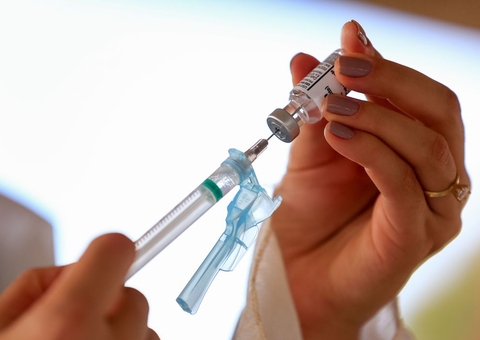 Mortes por covid-19 de pessoas vacinadas são raras, diz especialista