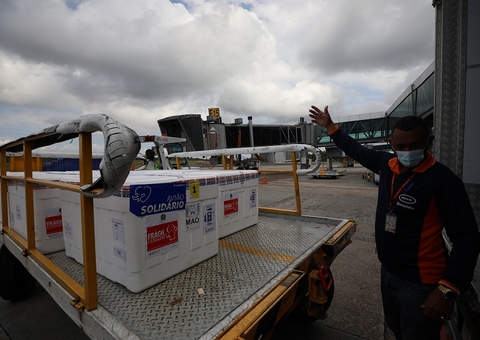 Amazonas recebe mais de 45 mil doses de vacinas contra Covid-19