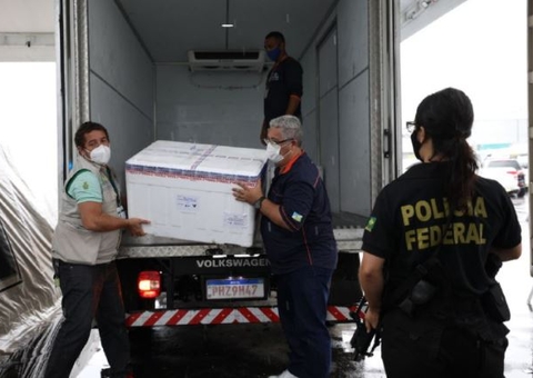 Amazonas recebe novo lote com 42 mil doses de vacina contra a covid-19 