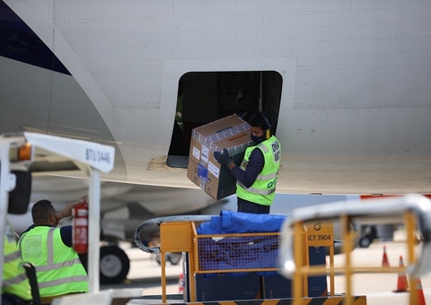 Amazonas recebe lote com mais de 43 mil doses da Pfizer