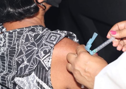 Técnica de enfermagem é a 1° indiciada do Brasil por fingir aplicar vacina