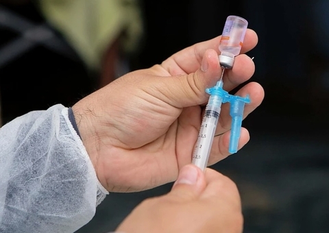 Covid: 11 estados investigam casos de pessoas que tomaram 3ª dose