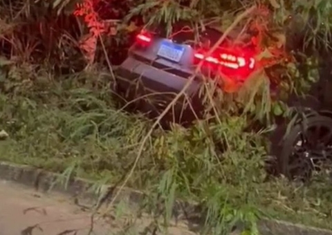 Zagueiro do Vasco sofre acidente de carro ao tentar desviar de capivara