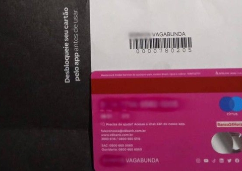 Mulher pede R$ 50 mil após ter sobrenome trocado por 'vagabunda' em cartão de crédito